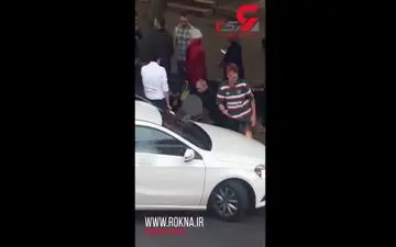 نجات پسر بچه مدرسه ای از زیر چرخ های مرسدس بنز توسط 15 مرد + فیلم