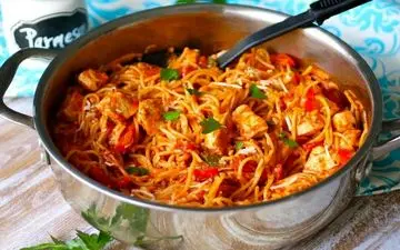 آموزش گام‌به‌گام ماکارونی با گوشت؛ ویدئو دستور محبوب ایرانی