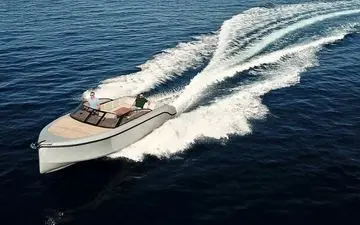 قایق برقی که با یک بار شارژ ۲۶۰ کیلومتر را طی می‌کند