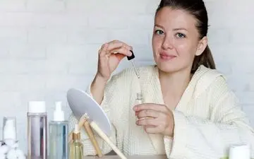  چگونه پوست خود را از خشکی و پیری نجات دهیم؟  این روش های آبرسانی را امتحان کنید!