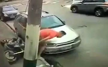 فرار زیرکانه موتورسوار از دست پلیس +فیلم 