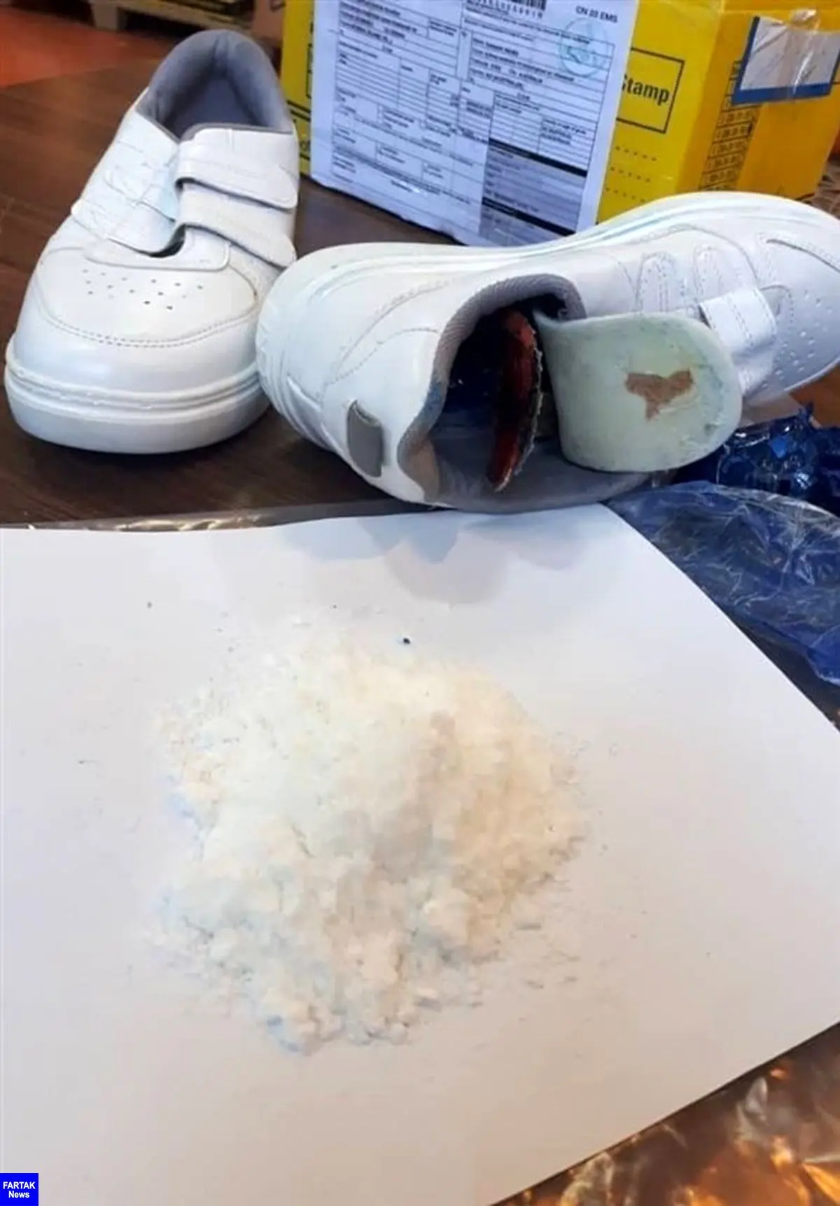 کشف یک جفت کفش ورزشی حاوی مواد مخدر شیشه در فرودگاه امام خمینی 