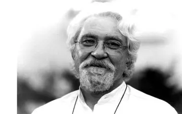 نویسنده‎ مشهور ایرانی روی تخت بیمارستان 