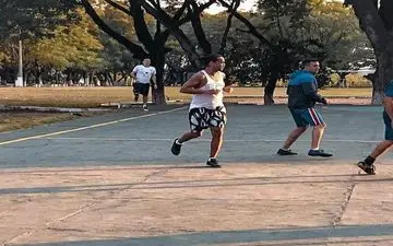 فیلم/ بازی فوتبال رونالدینیو در زندان
