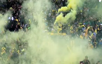 پرتاب مواد دودزا و نارنجک درون زمین نقش جهان/گوجه بازی استقلال را متوقف کرد!