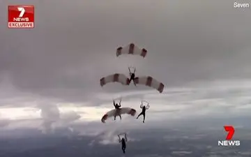 لحظه گره‌خوردن چتر دو چترباز در آسمان! + فیلم 