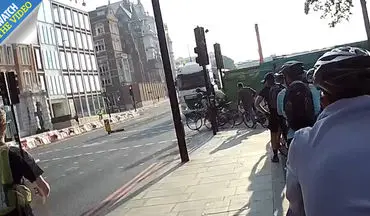 فرار میلیمتری دوچرخه سواران از مرگ در تصادف با کامیون! +فیلم 