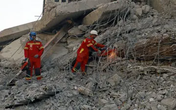 امدادگران به طبقه هم‌کف و زیرزمین ساختمان متروپل دسترسی پیدا کردند