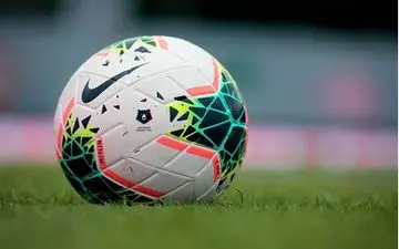 لیگ امارات از نیمه رها شد