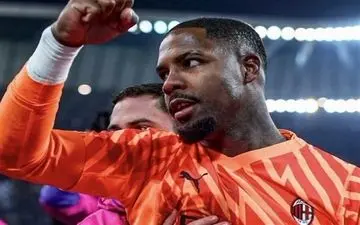 دروازه‌بان میلان در آستانه آبی پوش شدن