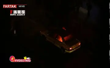 به آتش کشیدن یک خودرو تاکسی توسط یک اغتشاشگر در میدان فردوسی + فیلم