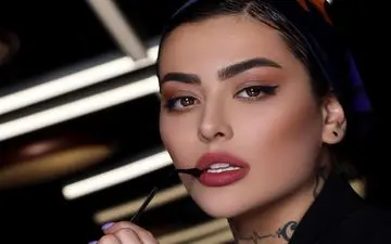 مادر خیلی جوان ریحانه پارسا هم مسیر دخترش!/مادر جذابتر از خانم بازیگر ! + عکس در ترکیه ! 