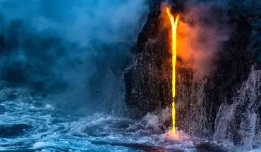 عکس منتخب نشنال جئوگرافیک | یورش گدازه های آتشفشانی به سمت دریا 