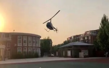 فرود مرد ثروتمند چینی با هلی کوپتر در حیاط مدرسه دخترش!