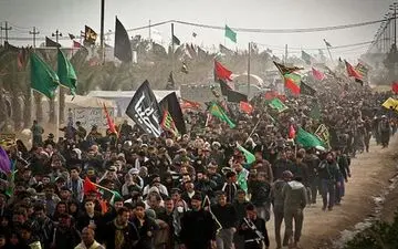 گفته بودند در مسیر راهپیمایی اربعین اسم خلفا را پایمال می‌کنند! +فیلم 