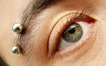  وقتی پدیده "میخ کوبی" مد می شود / عفونت‌‌های خطرناک ؛ ارمغان سوراخ‌کاری بدن