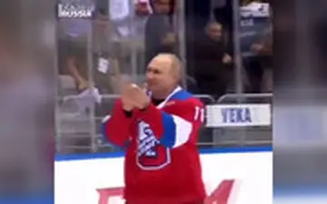  زمین خوردن پوتین بعد از مسابقه هاکی روی یخ 