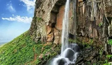نمایی زیبا از آبشاری دیدنی در گیلان + عکس
