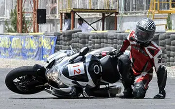 وقتی جاده پیچید و موتورسوار نپیچید! + فیلم