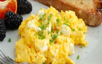  همزمان تخم‌ مرغ و پنیر را با هم نخورید!