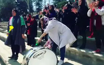 طبل‌زدن و تشویق ایسلندی مهناز افشار در استادیوم