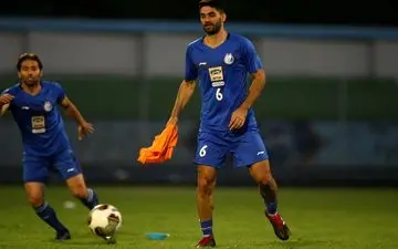 کریمی:توپ به دست باقری برخورد کرد 