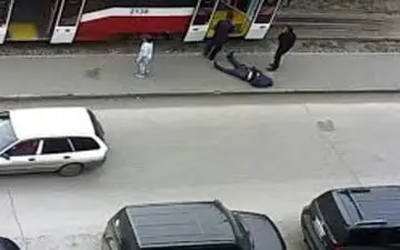 رفتار بی رحمانه مردم با مسافری که سکته کرده بود