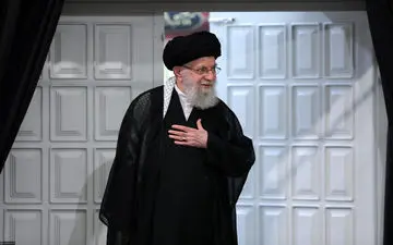 ورود رهبر انقلاب به حسینیه امام خمینی(ره) در اولین شب عزاداری حضرت زهرا(س) + ویدئو