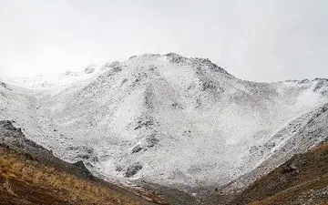  بارش برف در گردنه‌های استان قزوین/ اکیپ‌های راهداری آماده‌باش هستند 