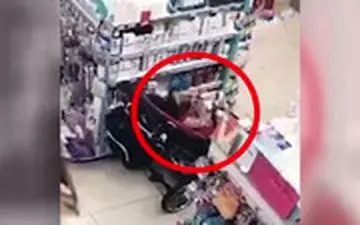 سرقت فامیلی در روسیه با شرکت کودک خردسال خانواده!