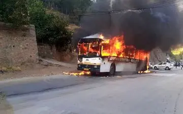 حادثه ای هولناک در جاده ایلام| اتوبوس مسافربری در آتش سوخت


