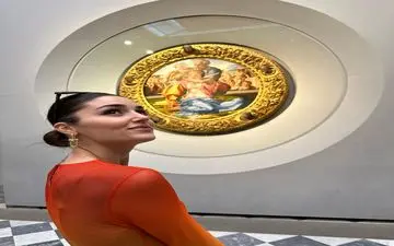 سفر خارجی هانده ارچل با دوست پسرش| ژست عجیب هانده با یک لباس جیغ و خاص +عکس