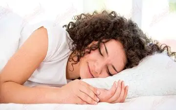 خطرات خوابیدن با موی خیس