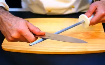 (ویدئو) روش جالب تیز کردن چاقو به تیزی تیغ!