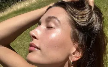 رازهای «ملکه کلین‌گرل»: هیلی بیبر چگونه پوستش را شاداب نگه می‌دارد؟