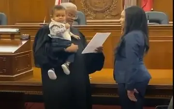 اقدام جالب قاضی دادگاه هنگام مراسم سوگند خانم وکیل