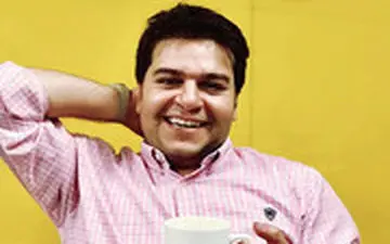 توهین مجری شبکه ۳ به باشگاه استقلال روی آنتن زنده!