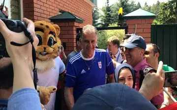 عکس یادگاری هواداران با کی روش در روسیه