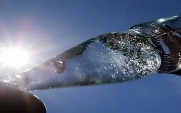 برای لاغر شدن، آب گازدار بنوشیم یا آب معمولی؟

