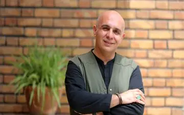 سکانسی از رقص عجیب پیام دهکردی در یکی از سریال‌های نمایش خانگی + ویدئو