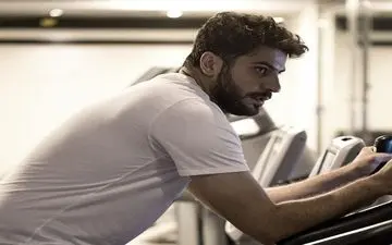 مجری پرحاشیه در سالن بدنسازی + عکس