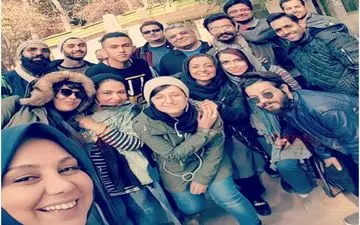 سلفی بهنوش بختیاری و دیگر هنرمندان در پشت صحنه فیلم «با تو می مانم» (عکس)