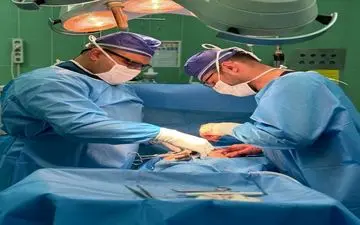 عمل جراحی موفقیت‌آمیز؛ خارج‌سازی توده ۱۲۰۰ گرمی از ریه بیمار در کرمانشاه+عکس
