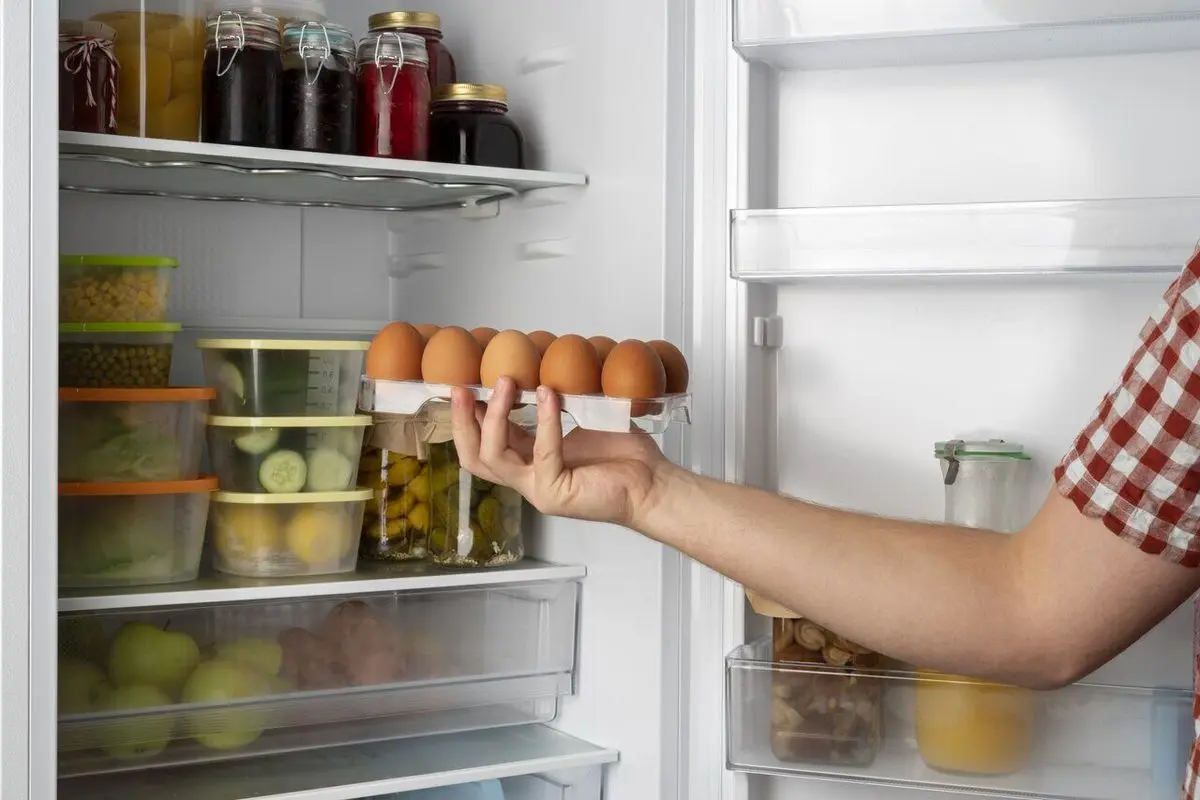 اشتباه رایجی که در نگهداری از غذاها قبل از گذاشتن آنها در یخچال انجام می‌دهیم