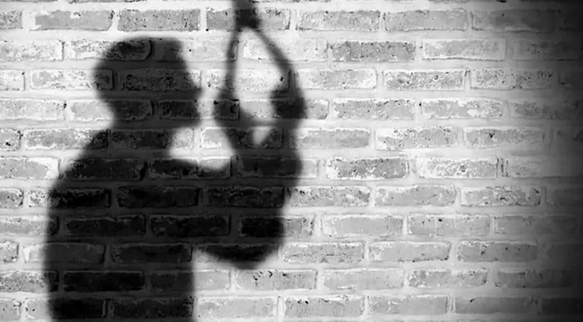 اتفاق هولناک| خودکشی جوان 19 ساله از نورگیر خانه شان !
