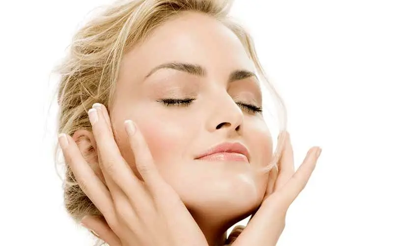 1. آماده سازی پوست برای آرایش مات