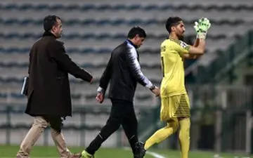 گلر استقلال مورد حمله پرسپولیسی ها قرار گرفت