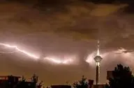 مصدومیت 6 زن و مرد تهرانی در طوفان شب گذشته
