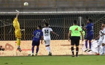 "هوادار" خشمگین از تصمیم‌های داور!