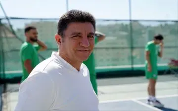 جشن تولد امیر قلعه نویی در هواپیما!